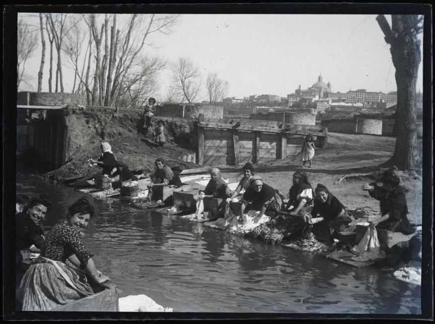 Lavanderas junto al río en una imagen histórica